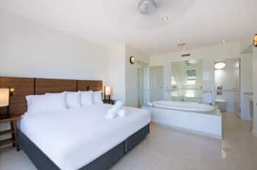 4 bedroom 5 Bathroom Top Floor Spa Penthouse